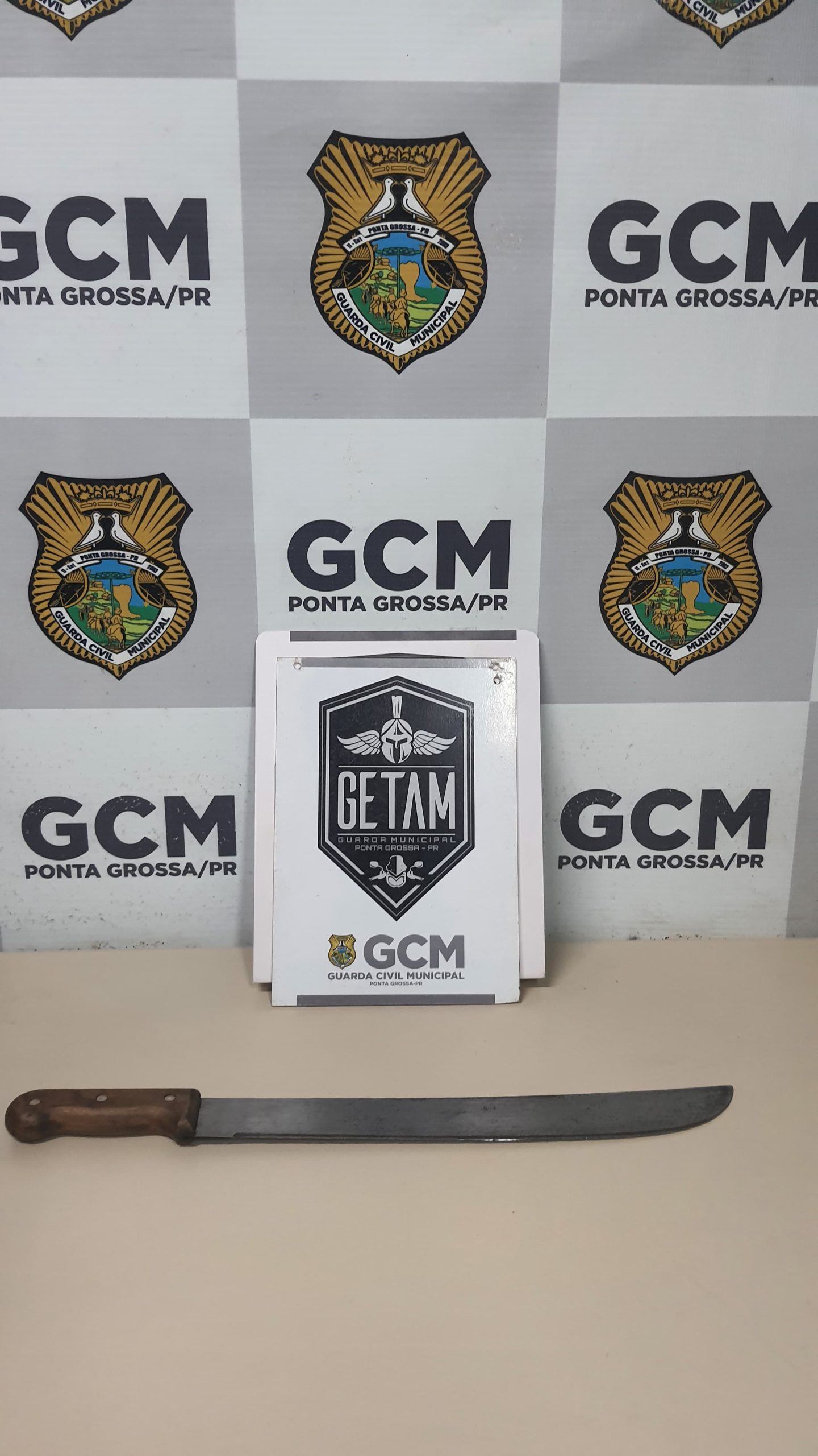 Homem é preso após ameaçar companheira com facão e exigir Pix em PG