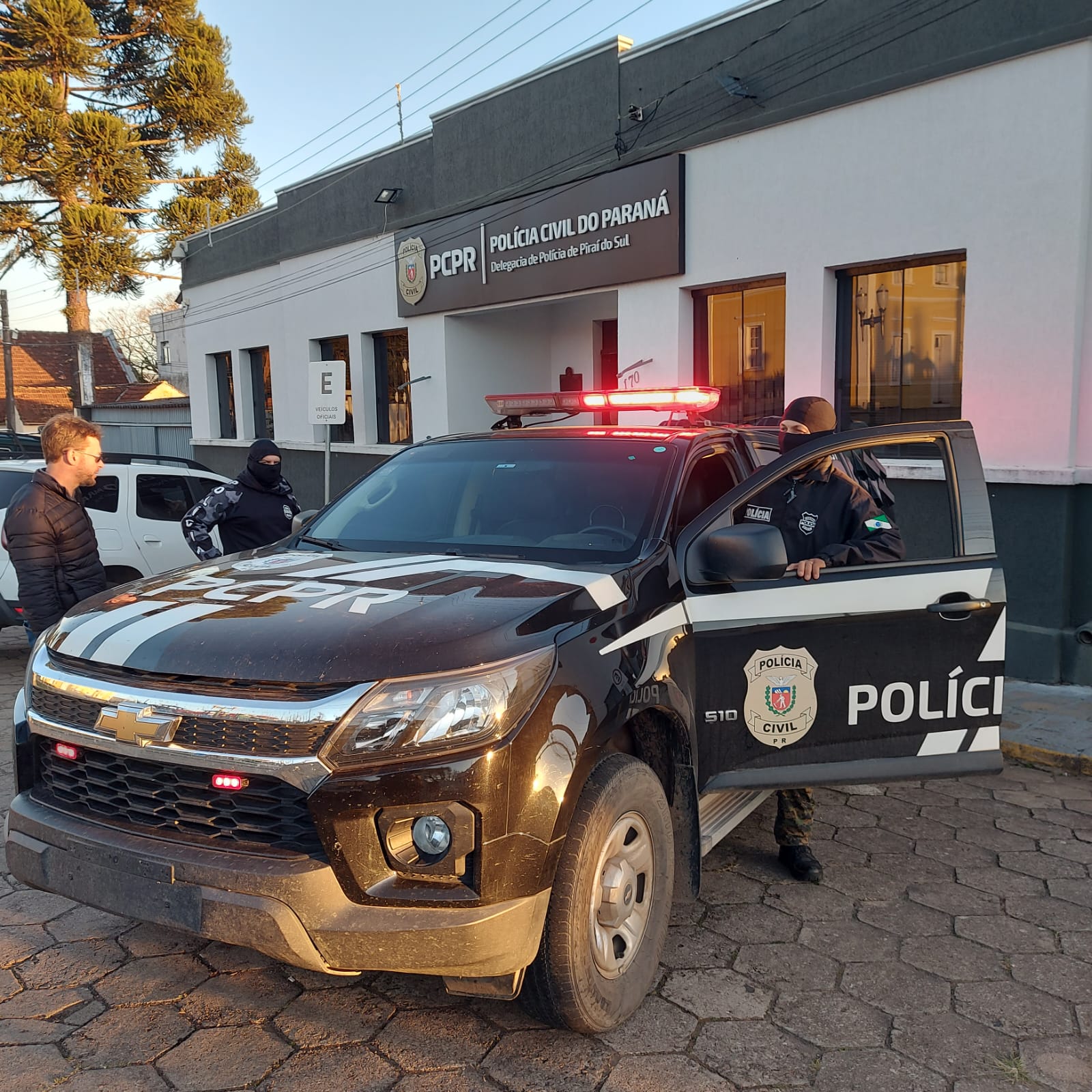 PCPR flagra homem com tornozeleira eletrônica vendendo drogas nos Campos Gerais 