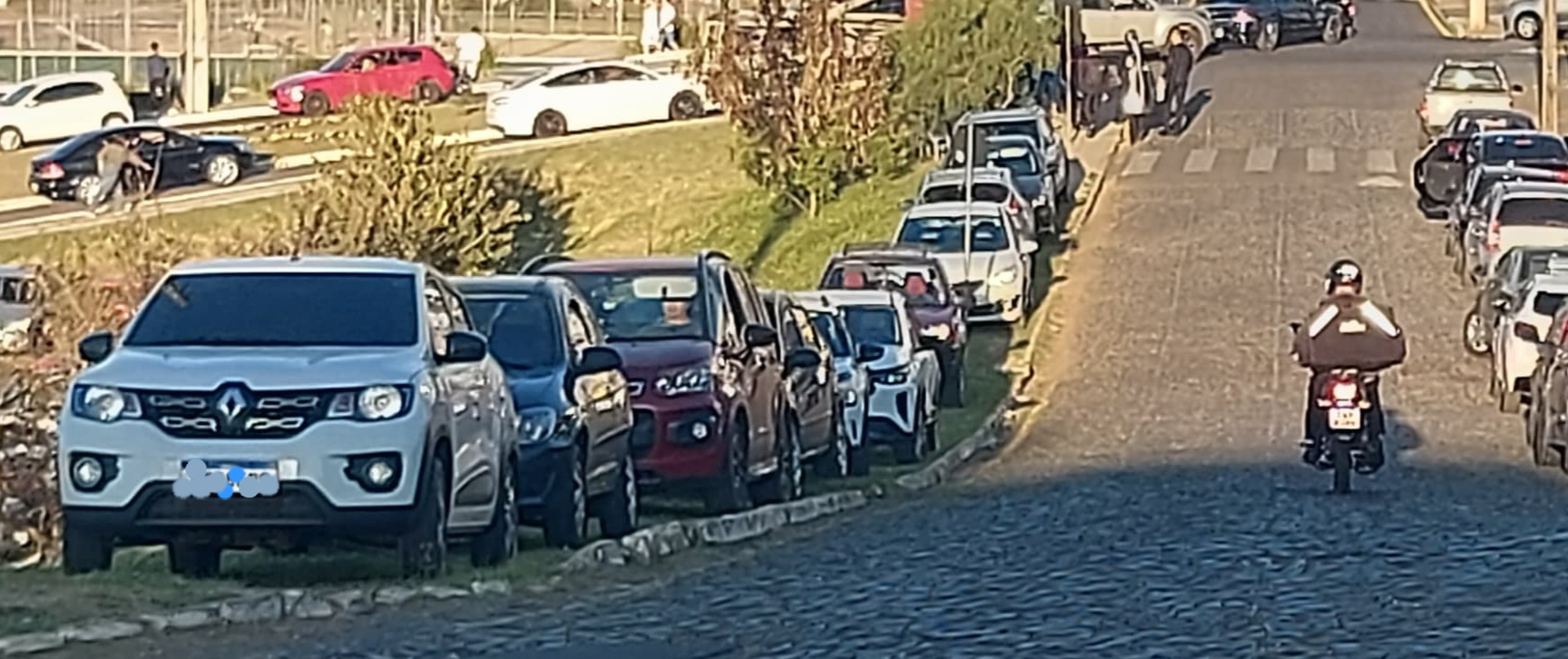 Motoristas estacionam em local proibido e geram críticas de moradores em PG