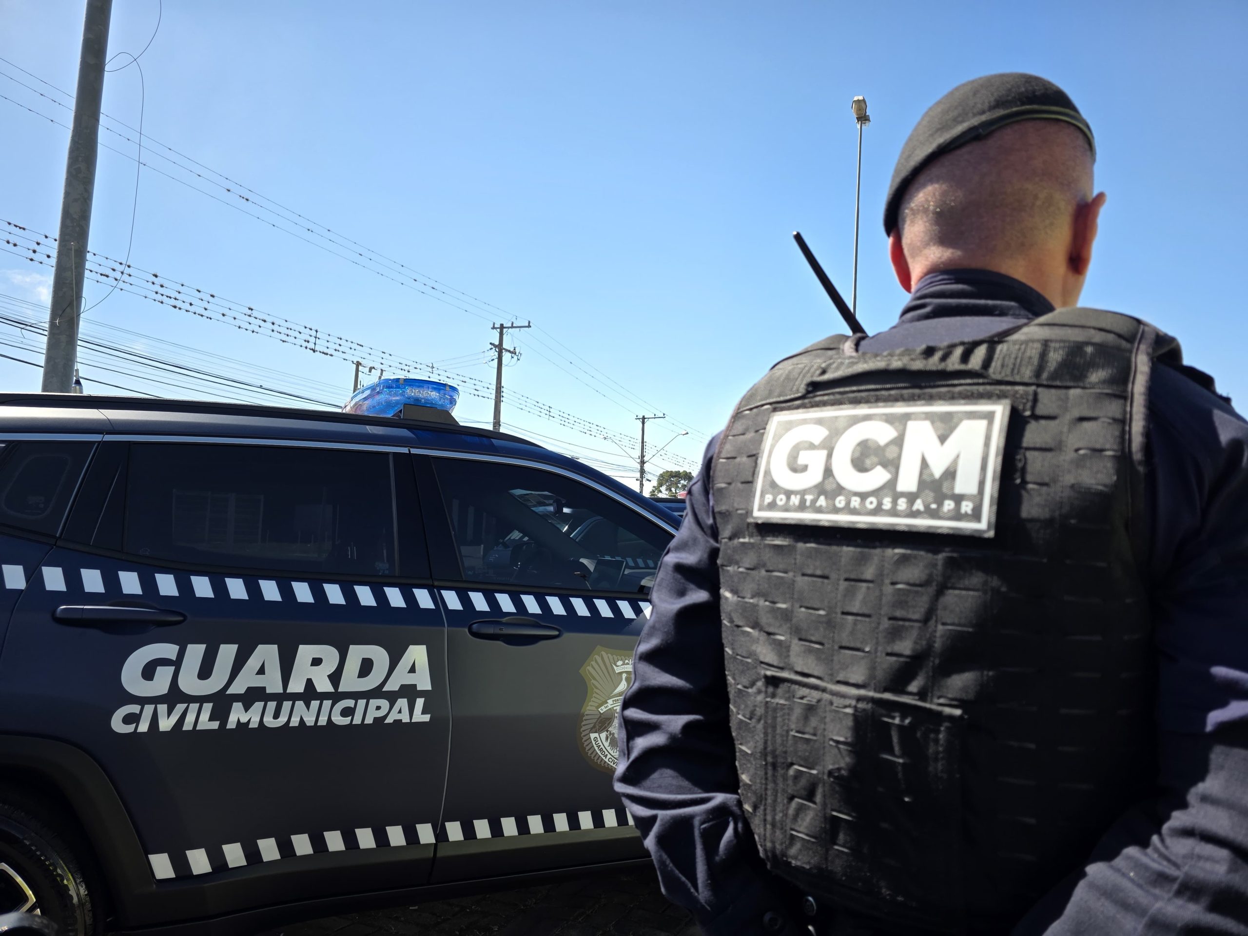 Mulher com mandado de prisão por tráfico de drogas é detida pela GCM em Ponta Grossa