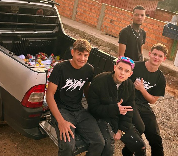 MC PWM realiza ação beneficente na Vila Nova e fala sobre carreira e solidariedade