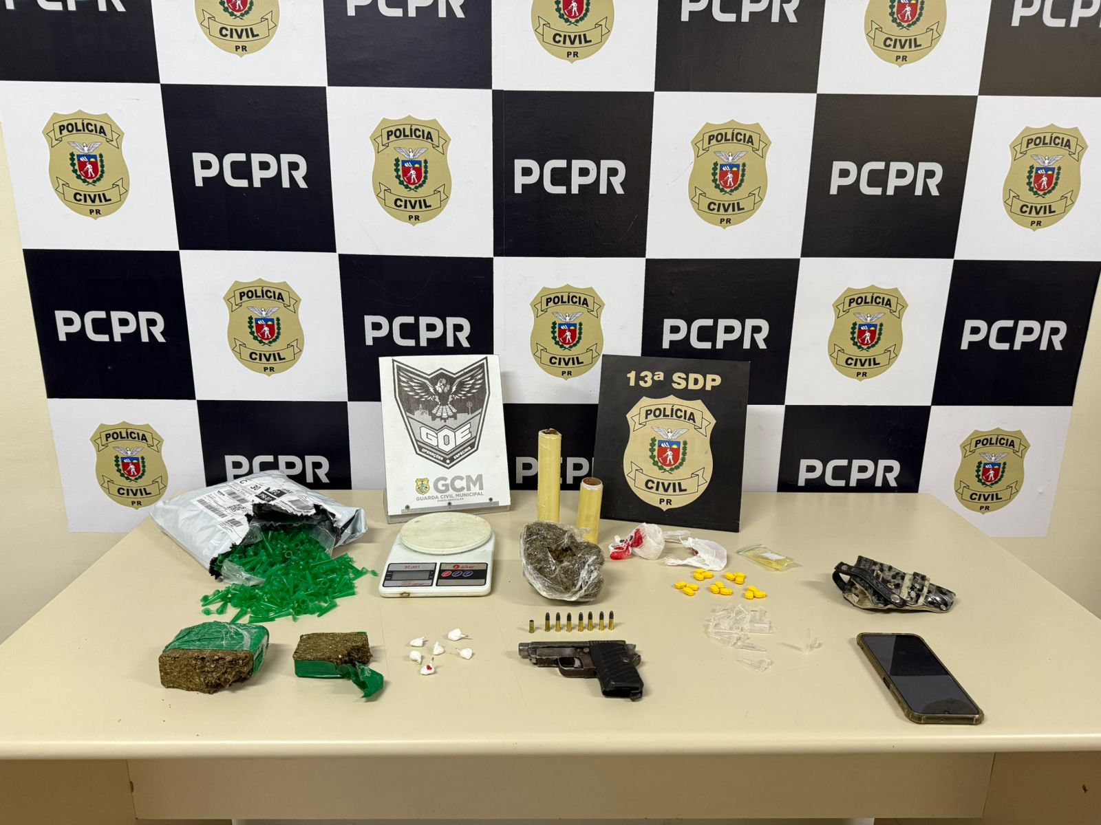 Polícia Civil e Guarda Civil Municipal apreendem drogas e arma no Los Angeles