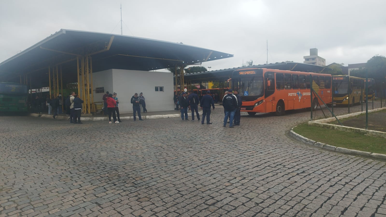Greve de ônibus paralisa terminal central em PG e gera revolta no horário de almoço