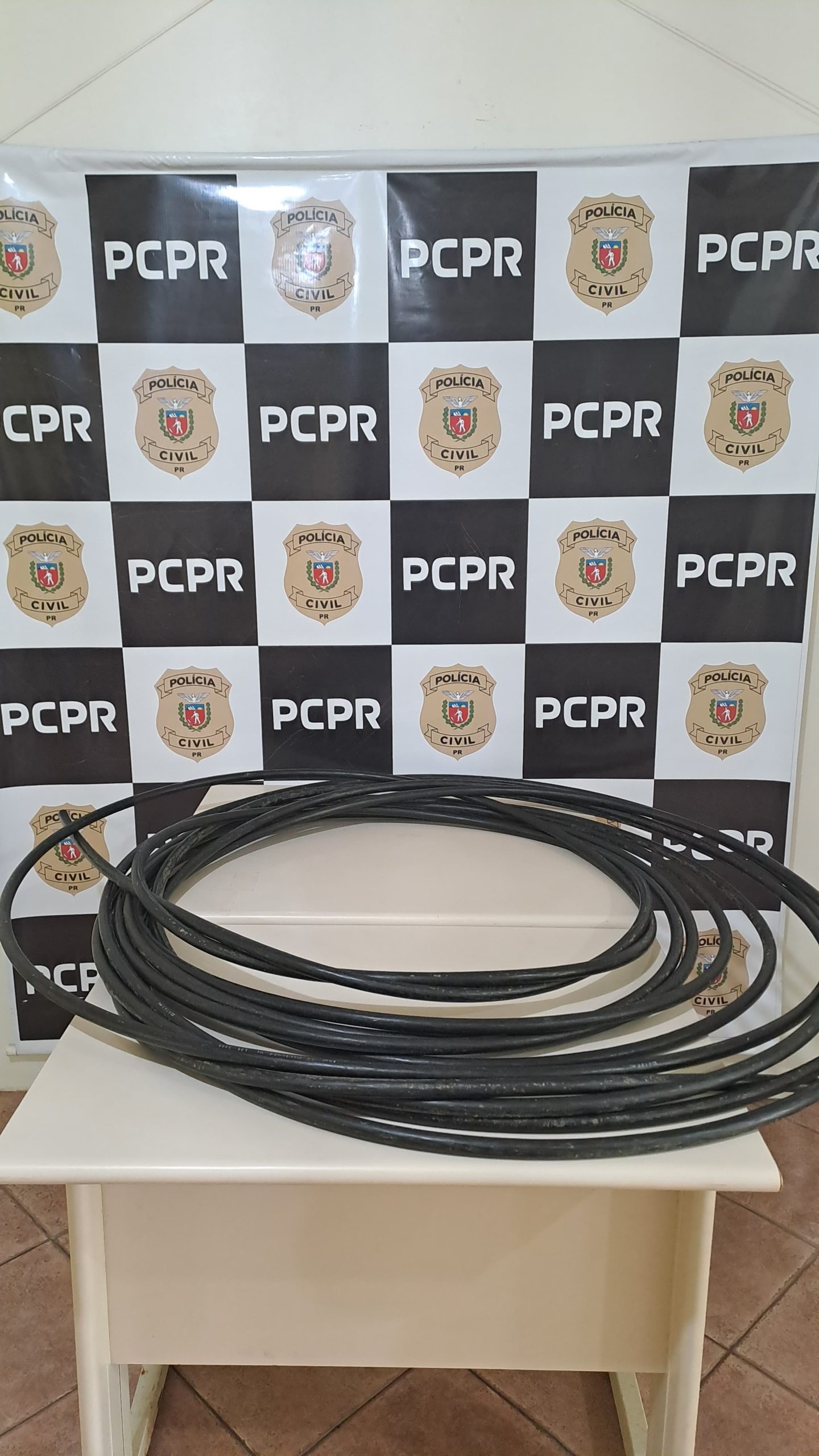 4 mil moradores de Carambeí ficam sem internet após trio furtar cabos de fibra óptica