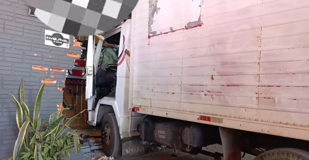 Caminhão dispara e prensa homem contra parede de empresa em PG