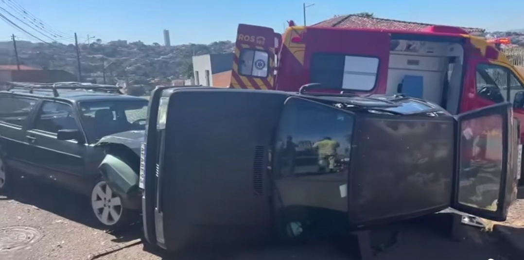 Carro tomba após colisão contra outro veículo e passageira fica ferida; acidente ocorreu no bairro Olarias