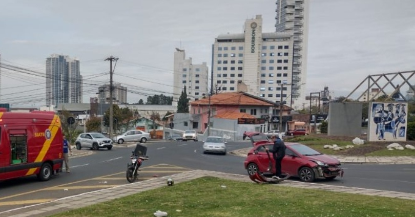 Colisão na Rotatória dos Tropeiros em PG deixa feridos