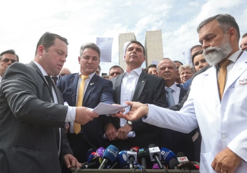 Flávio Bolsonaro propõe “pacote da paz” com anistia e impeachment do ministro Alexandre de Moraes