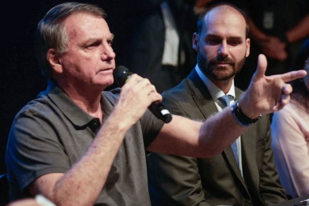 Jair Bolsonaro e seu filho Eduardo são indiciados pela PF por coação