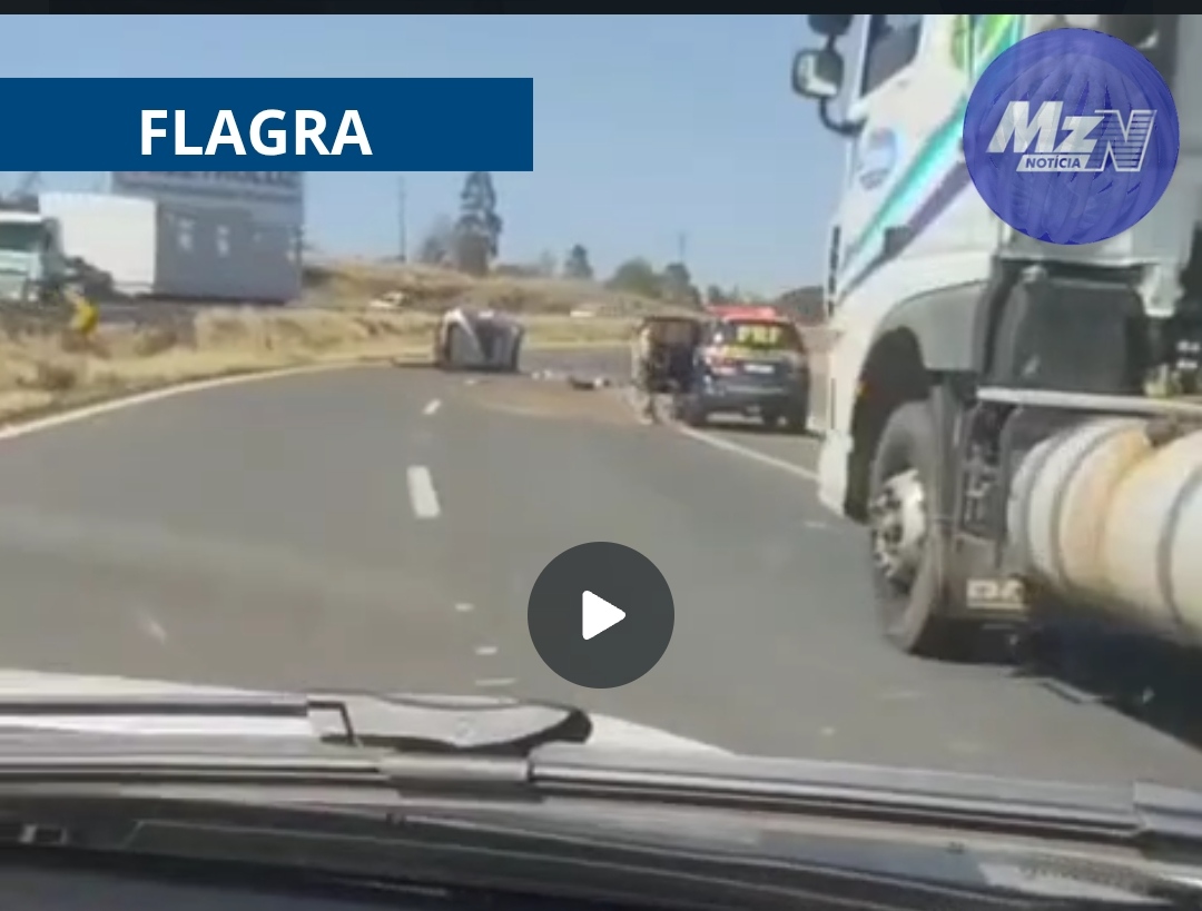 VÍDEO: Motorista flagra carro capotado e carregamento de drogas espalhados pela BR-376