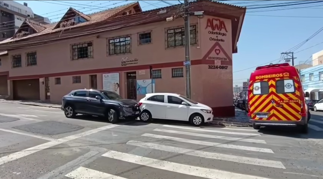 Idosa é atropelada pelo próprio veículo após esquecer de acionar freio de mão, em PG