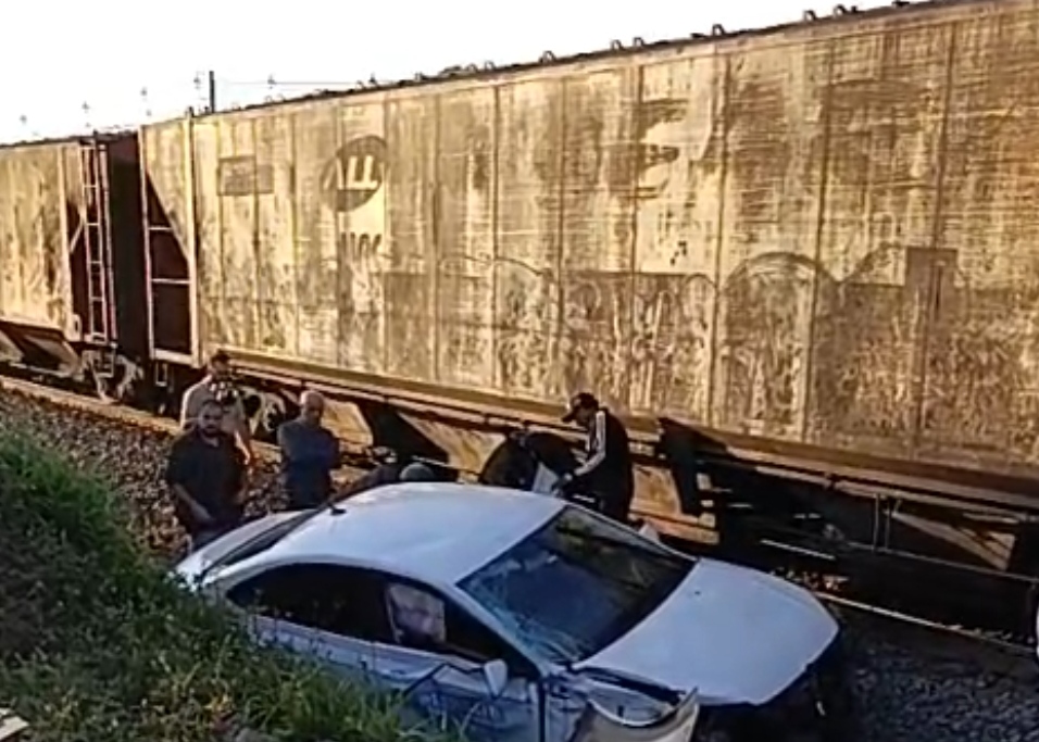 AGORA: Veículo é atingido por trem no Borato, em PG