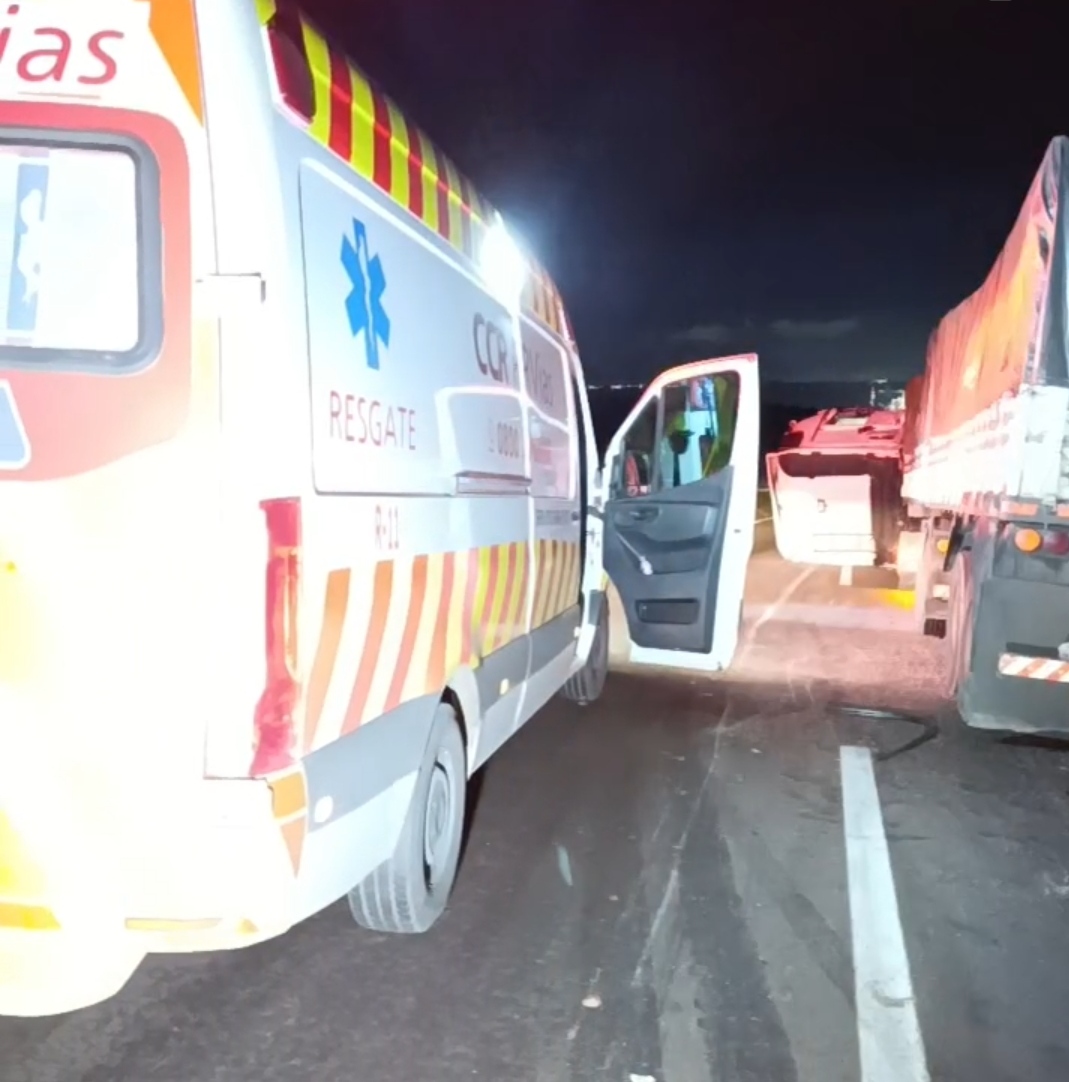 Dois caminhões colidem na PR-151