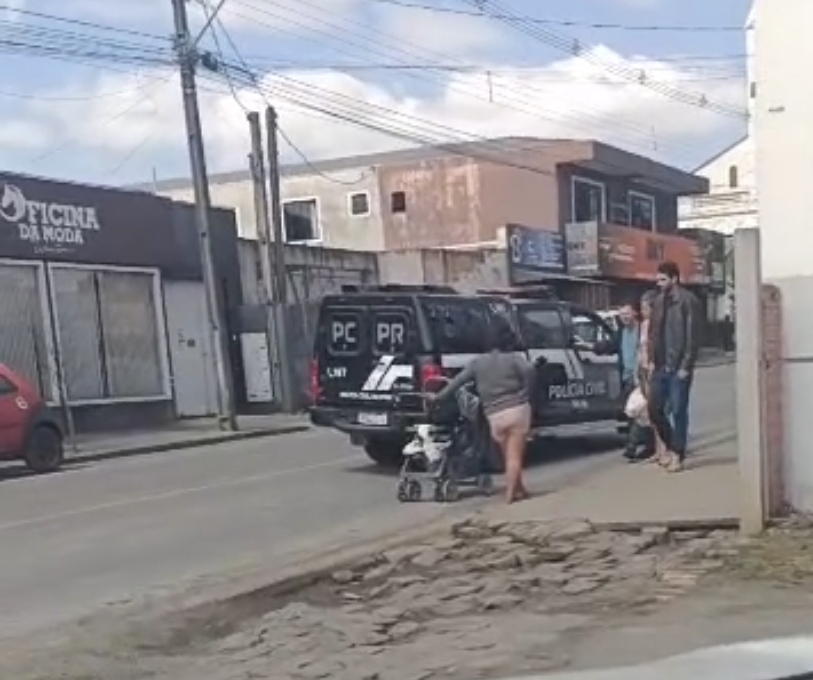 Vídeo: Mulher é presa por usar carrinho de bebê para furtar loja de roupas nos Campos Gerais