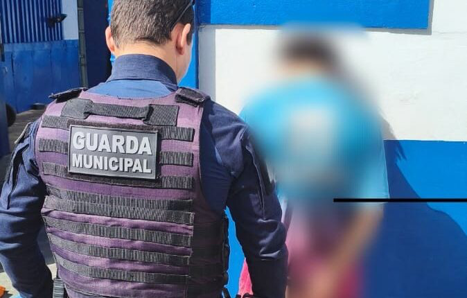 Malabarista que intimidava motoristas que não pagavam pelo entretenimento é preso em semáforo de Castro