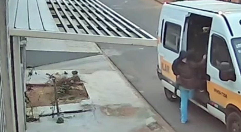 VÍDEO: Polícia investiga conduta de motorista que deixou criança de 4 anos sair sozinha na rua após esquecer em van nos Campos Gerais