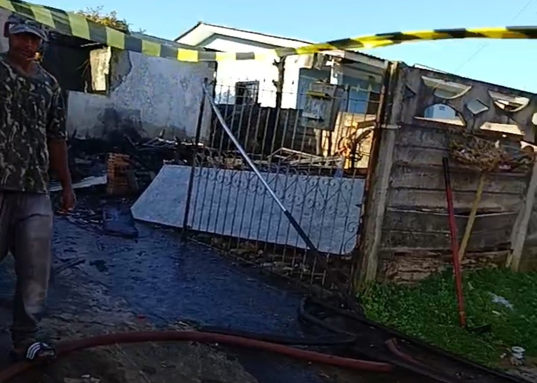 Briga de pai e filho termina com casa destruída por incêndio no bairro Cará-Cará, em PG