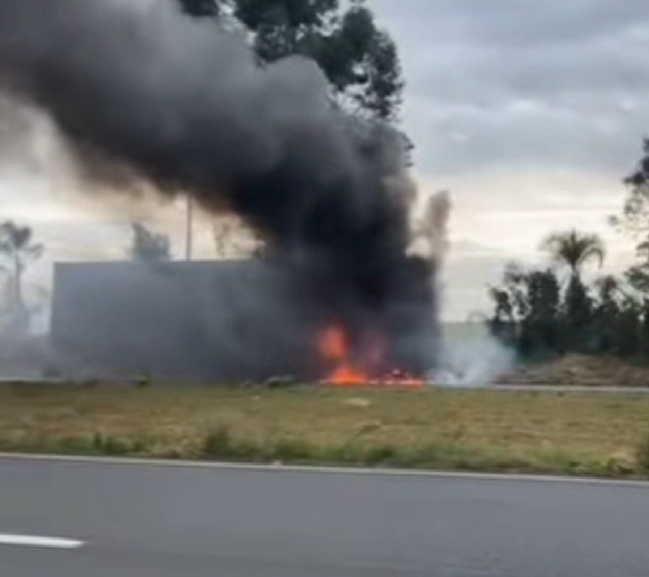 VÍDEO: Caminhão carregado com papelão pega fogo na BR-376