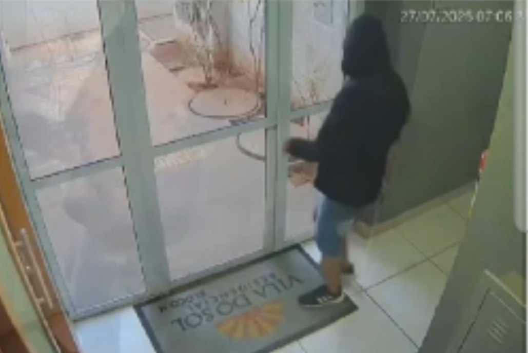 Vídeo: Homem mata gato e incendeia casa da ex após discussão