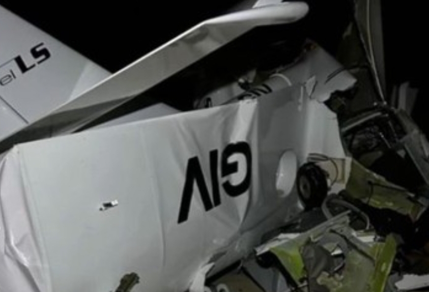 Avião de pequeno porte cai e deixa dois mortos