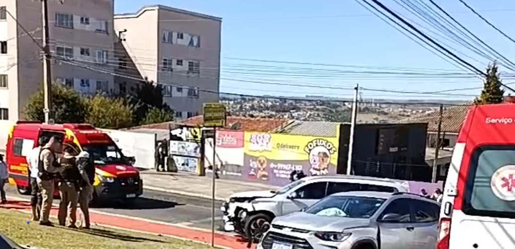 Colisão entre carros deixa três feridos em Oficinas