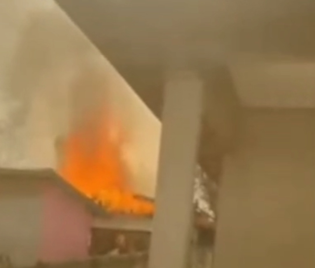 AGORA: Casa é destruída pelo fogo em Ponta Grossa