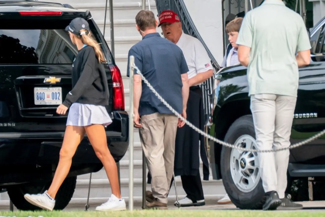 Trump aparece em público após boatos de morte circularem nas redes sociais