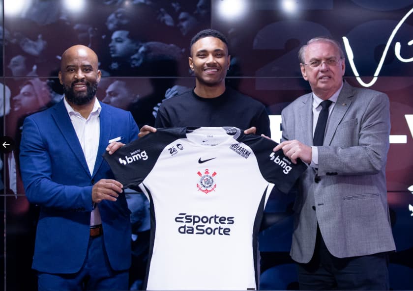 Corinthians apresenta Vitinho e acelera reforço após punição da Fifa