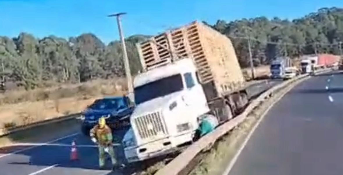Caminhão sai da pista e provoca congestionamento na BR-376 em Ponta Grossa nesta manhã