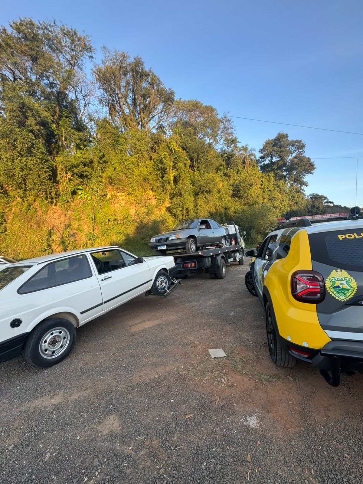 Polícia Militar recupera dois carros furtados em Ponta Grossa e encontra possível desmanche