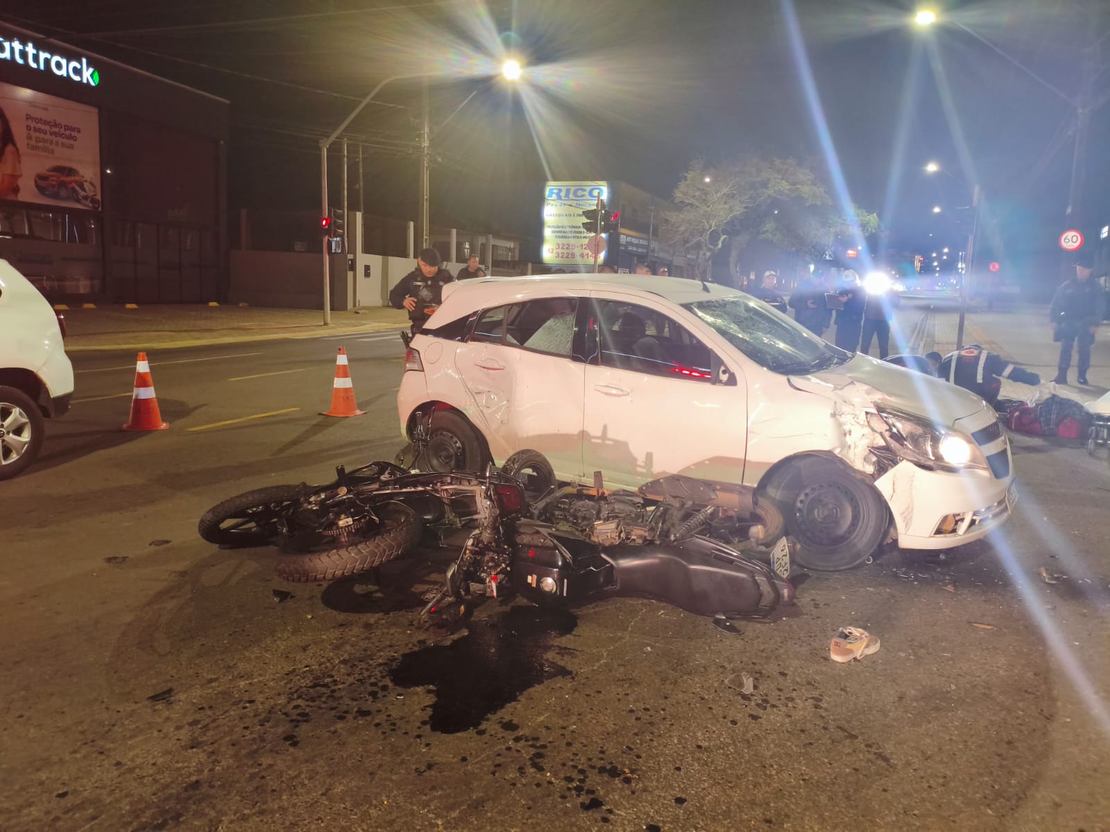 Colisão envolvendo carro e duas motos é registrada na Visconde de Mauá em Ponta Grossa
