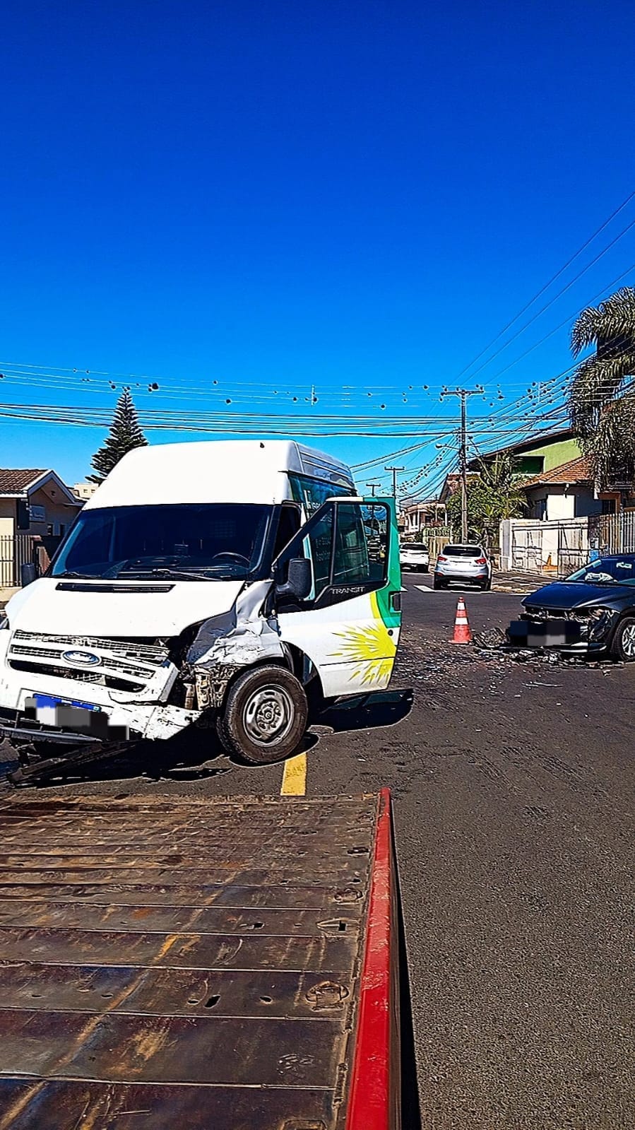 Colisão entre furgão e carro é registrada após GPS indicar entrada pela contramão em Ponta Grossa