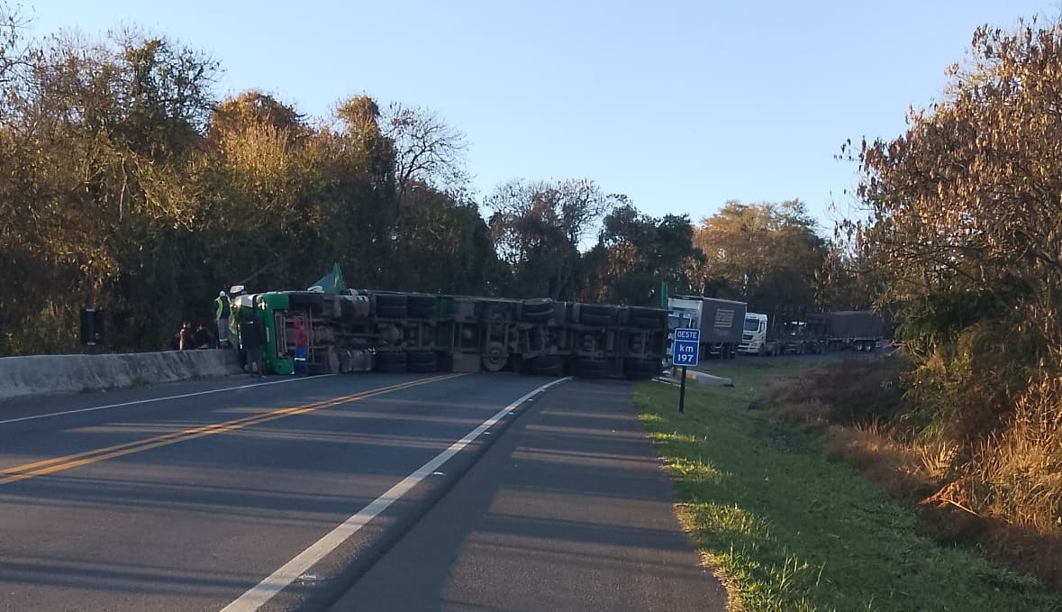 Tombamento de caminhão interdita totalmente a PR-151
