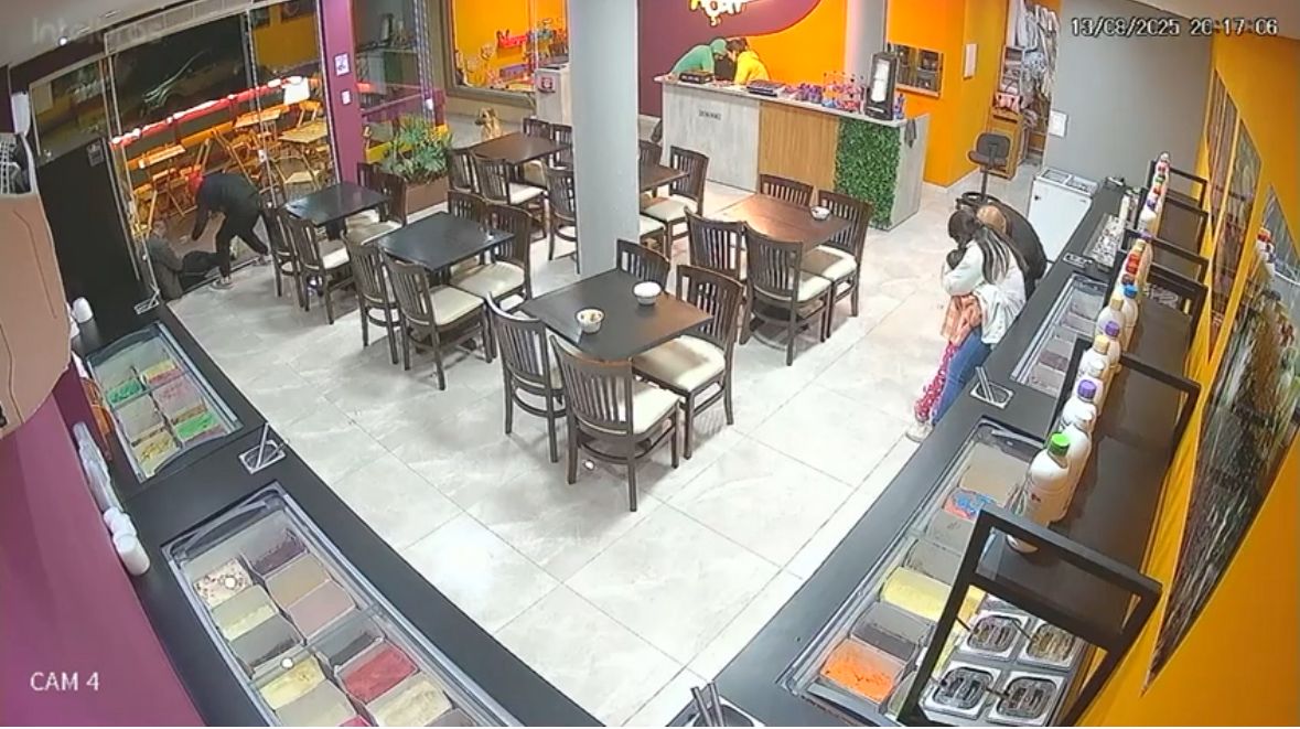 VÍDEO: Assaltantes invadem açaiteria e causam pânico em clientes e trabalhadores nos Campos Gerais