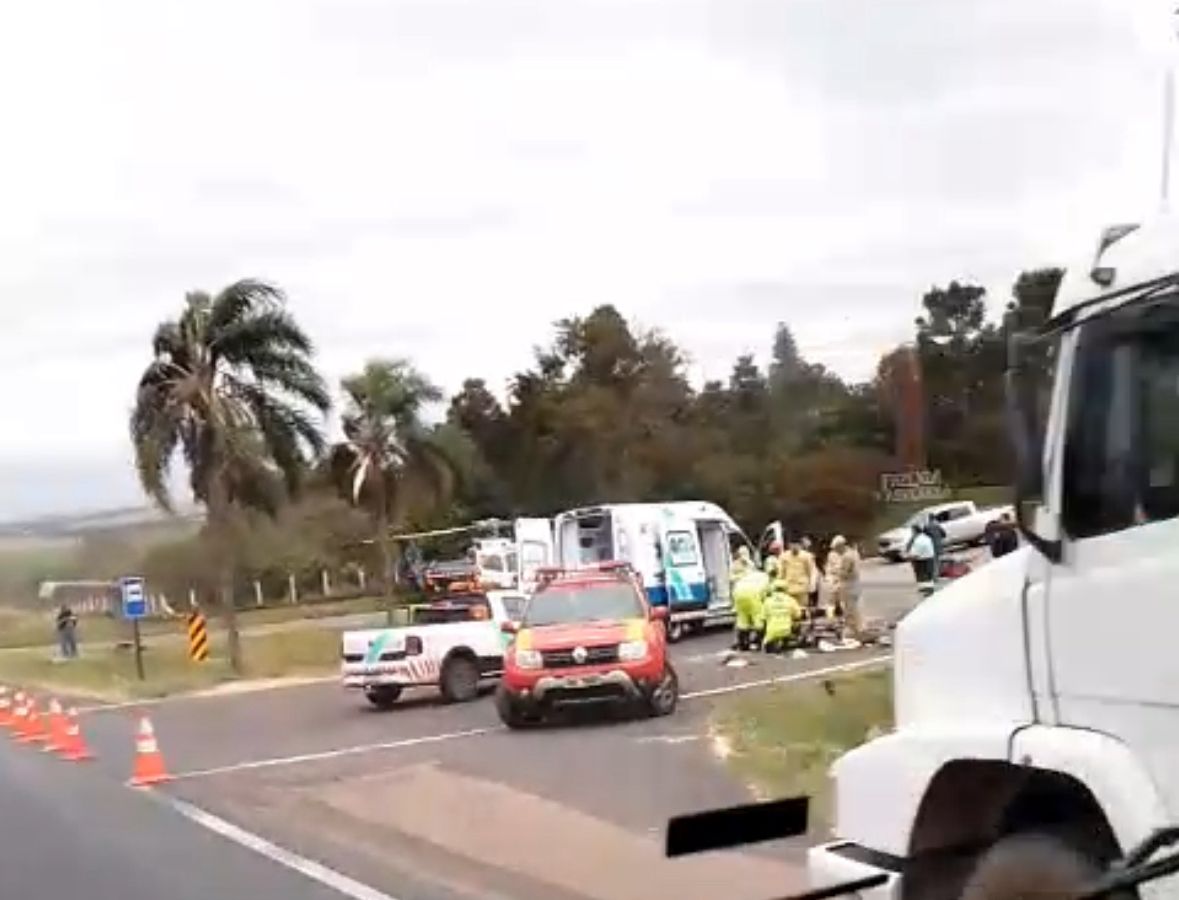 Ciclista fica ferido após colisão com caminhão na PR-151