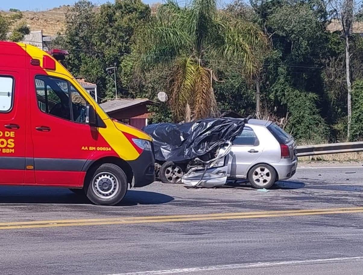 VÍDEO: Acidente entre carro com trabalhadores e caminhão deixa um morto e outro ferido