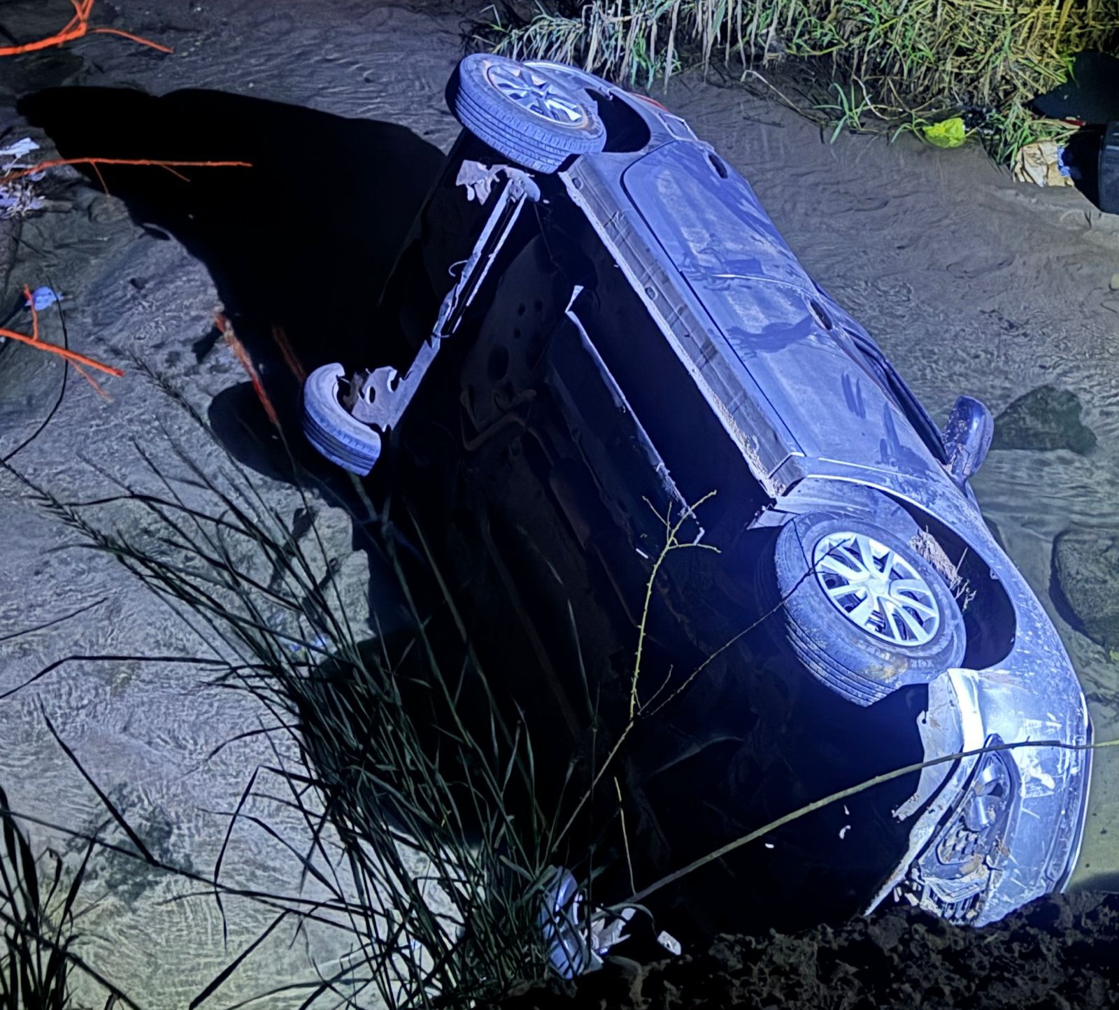 Carro de PG com quatro ocupantes cai em rio no interior de Carambeí