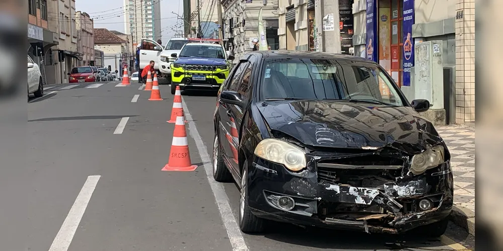 Carros colidem na região central de PG; motorista avançou a preferencial
