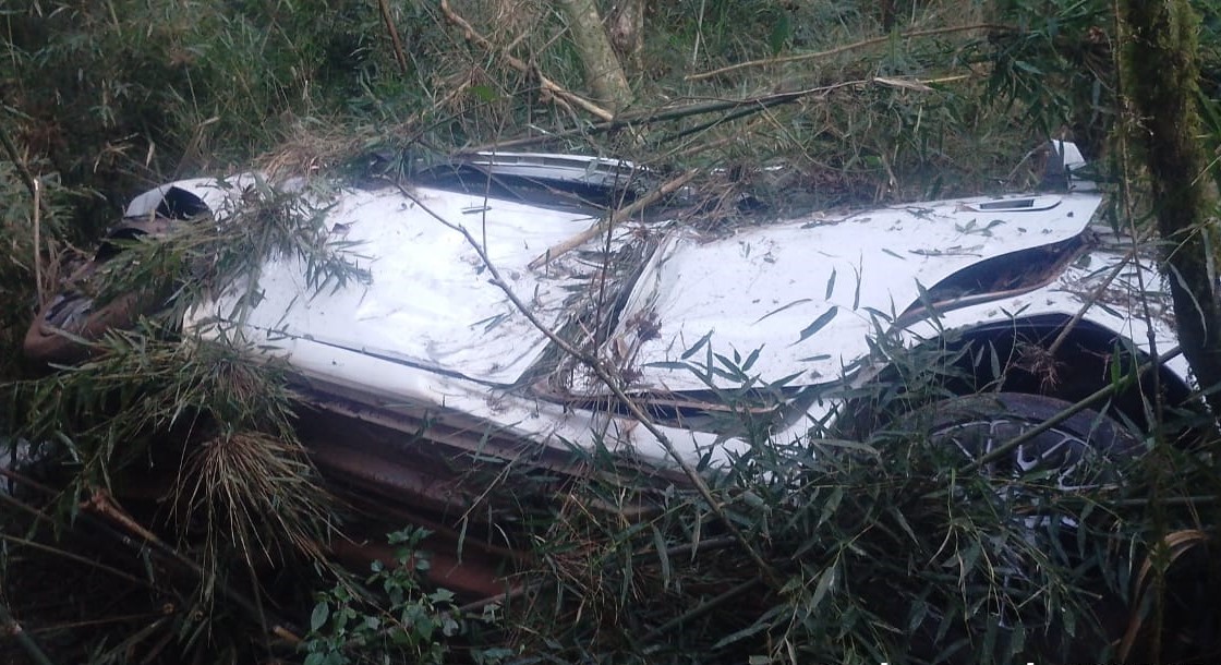 Carro sai da pista, despenca 30 metros e deixa jovem ferido na PR-151