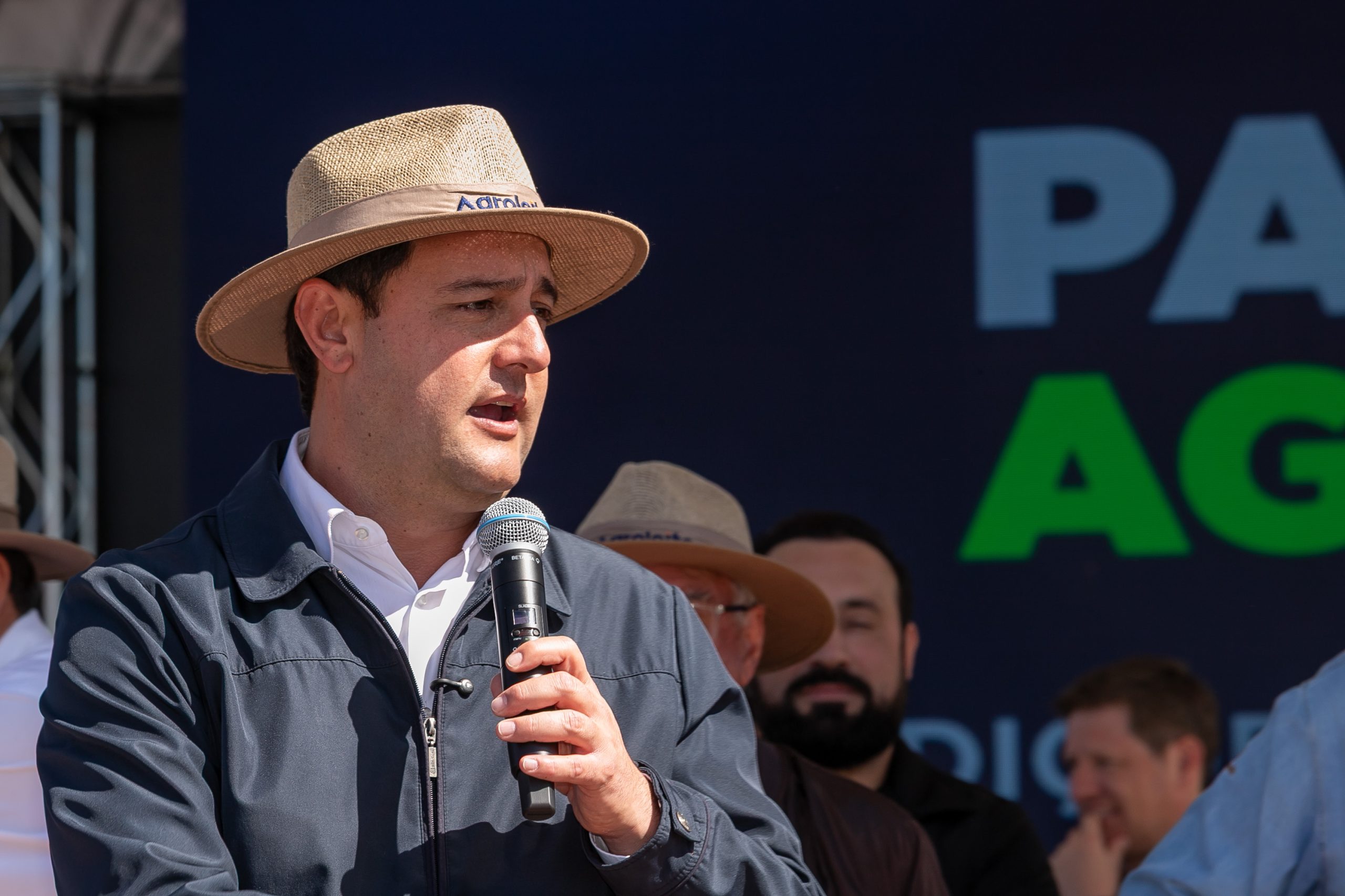 Governador Ratinho Junior anuncia pacote de R$ 67,7 milhões para obras de infraestrutura e saneamento em Castro durante a Agroleite 2025