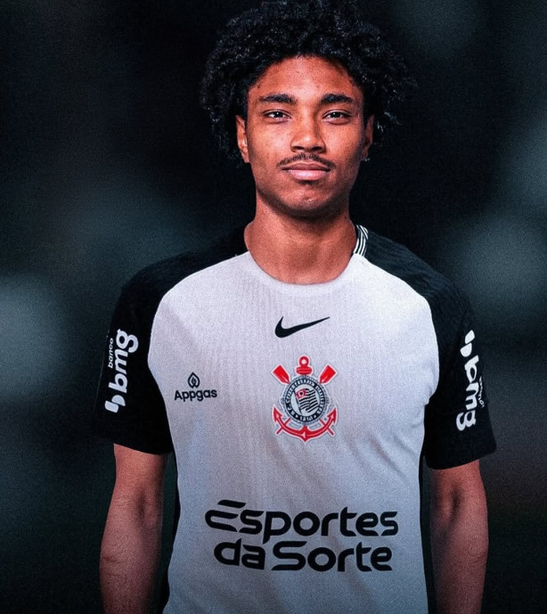 Corinthians acerta contratação de Vitinho por duas temporadas