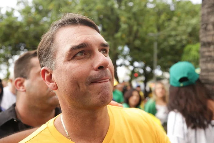 Flávio Bolsonaro apaga de redes post com fala do pai para apoiadores
