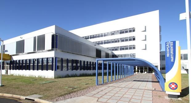 Estudante de Direito da UEPG cai do 3º andar, atinge carro e está em estado grave em Ponta Grossa