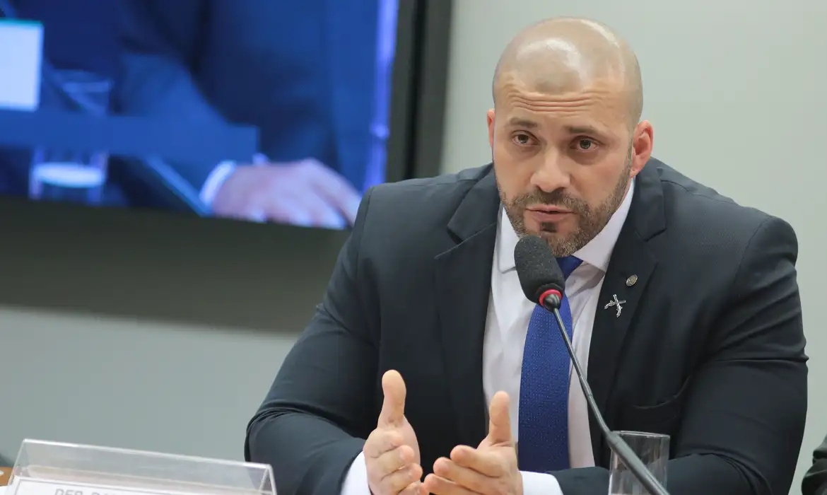 Alexandre de Moraes autoriza Daniel Silveira fazer tratamento fora da prisão