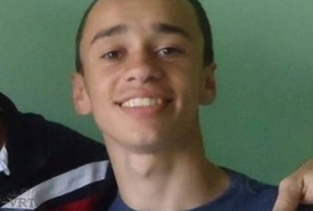 Motoboy de 32 anos morre após colisão com carreta