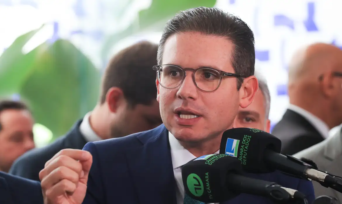 Hugo Motta envia à Corregedoria pedidos de afastamento de cinco deputados da oposição