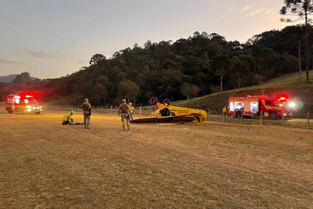 Avião de pequeno porte cai e deixa uma pessoa morta
