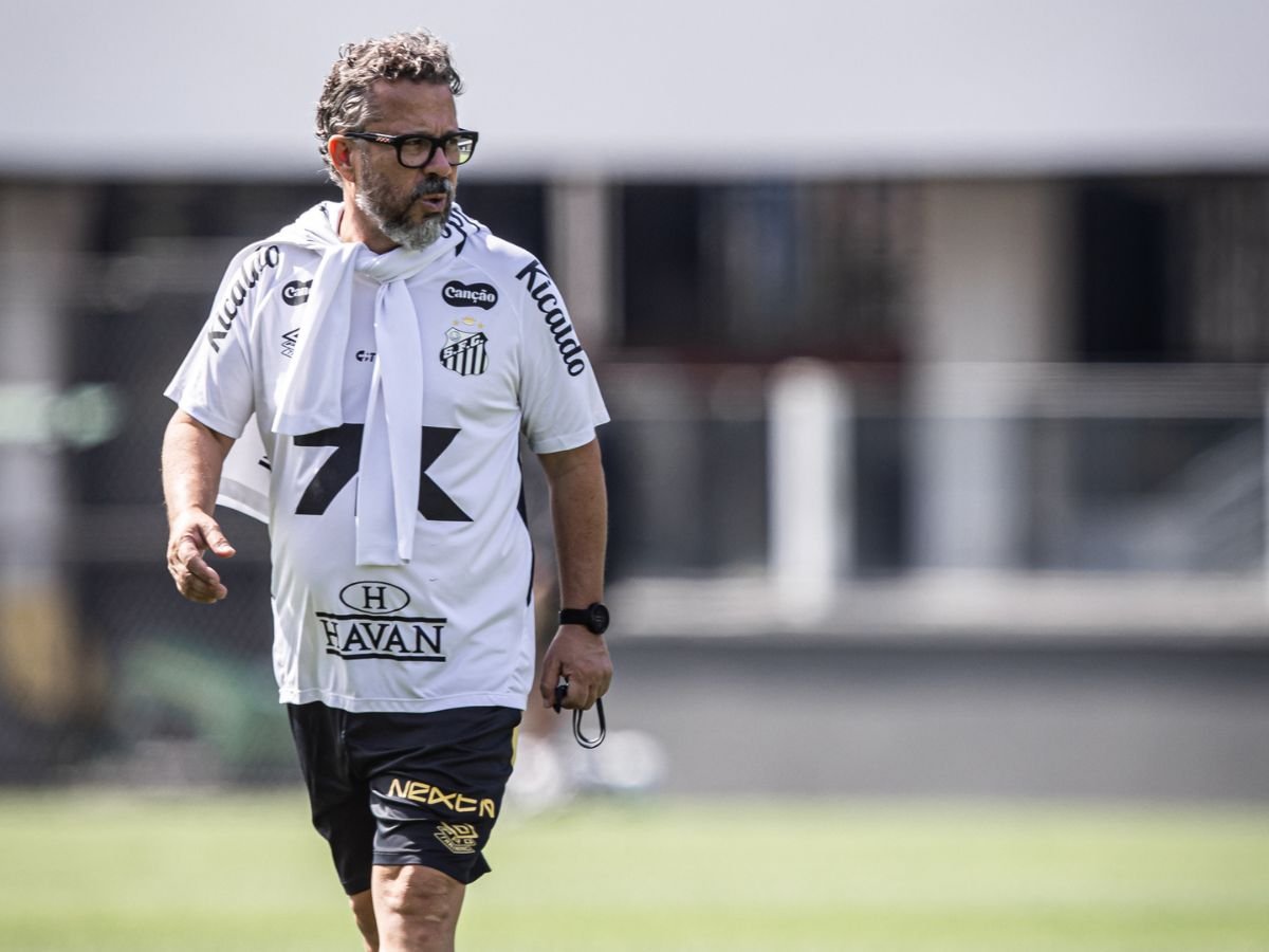 Cléber Xavier se pronuncia após demissão do Santos