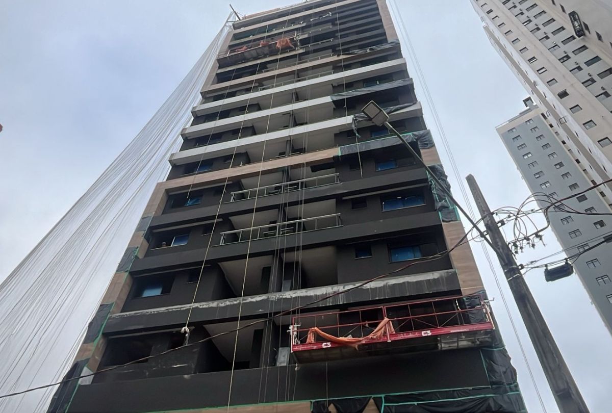 Trabalhador despenca do 14º andar durante obra