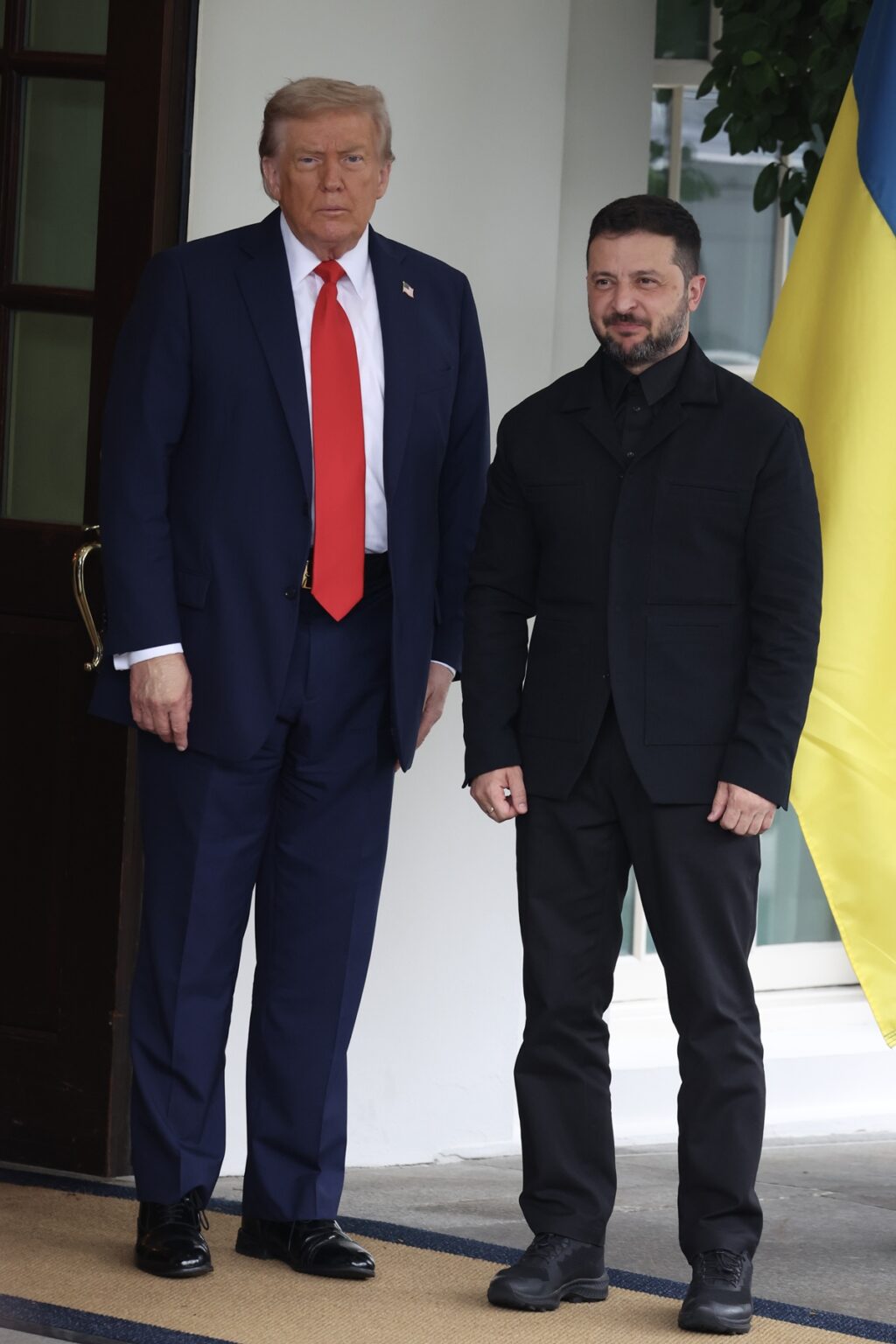 Zelensky veste terno após crítica de Trump sobre suas roupas 